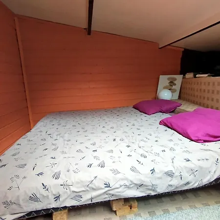 Apartment House In Menilmontant Paris